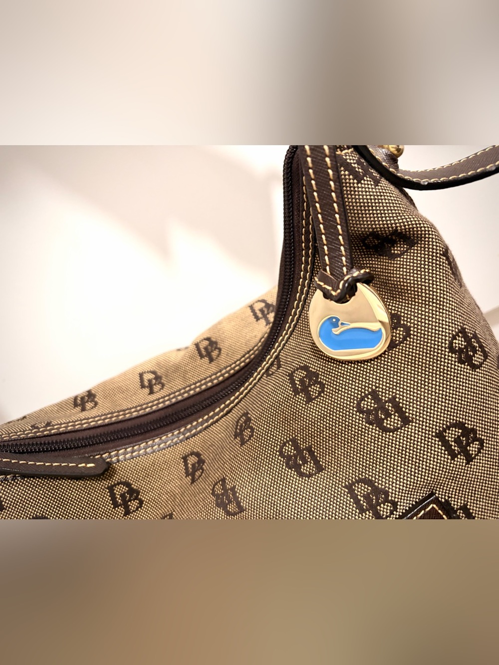 Large Dooney & Bourke Brown Signature Monogram Shoulder Bag - Picture 2 of 11